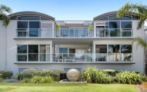 Modern Beach Apartment with Pool & Location